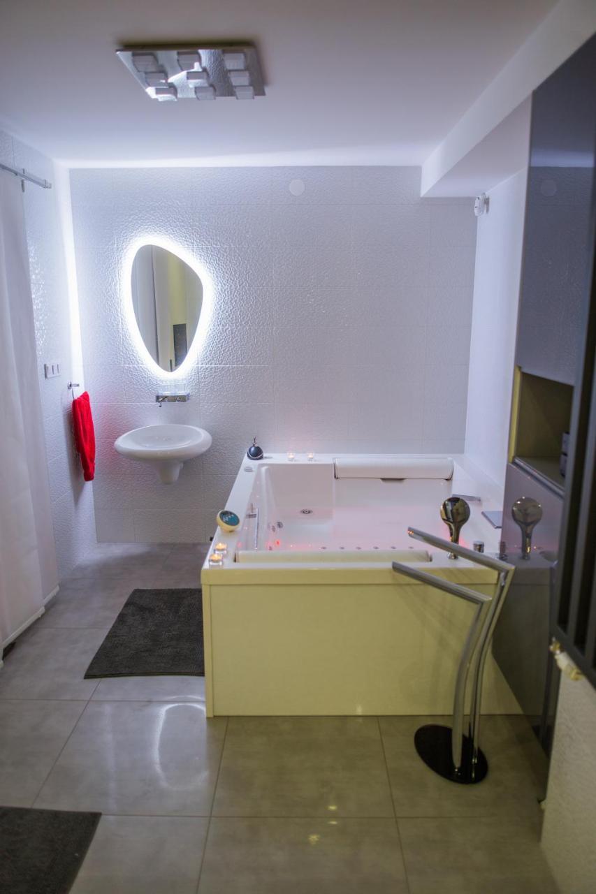 Apartment Plaza ----Wallbox 11Kw 16A ----- Private Spa- Jacuzzi, Infrared Sauna, Luxury Massage Chair, Parking, Entry With Pin 0 - 24H, Free Cancellation 24 Hours Before Check In Slavonski Brod Zewnętrze zdjęcie