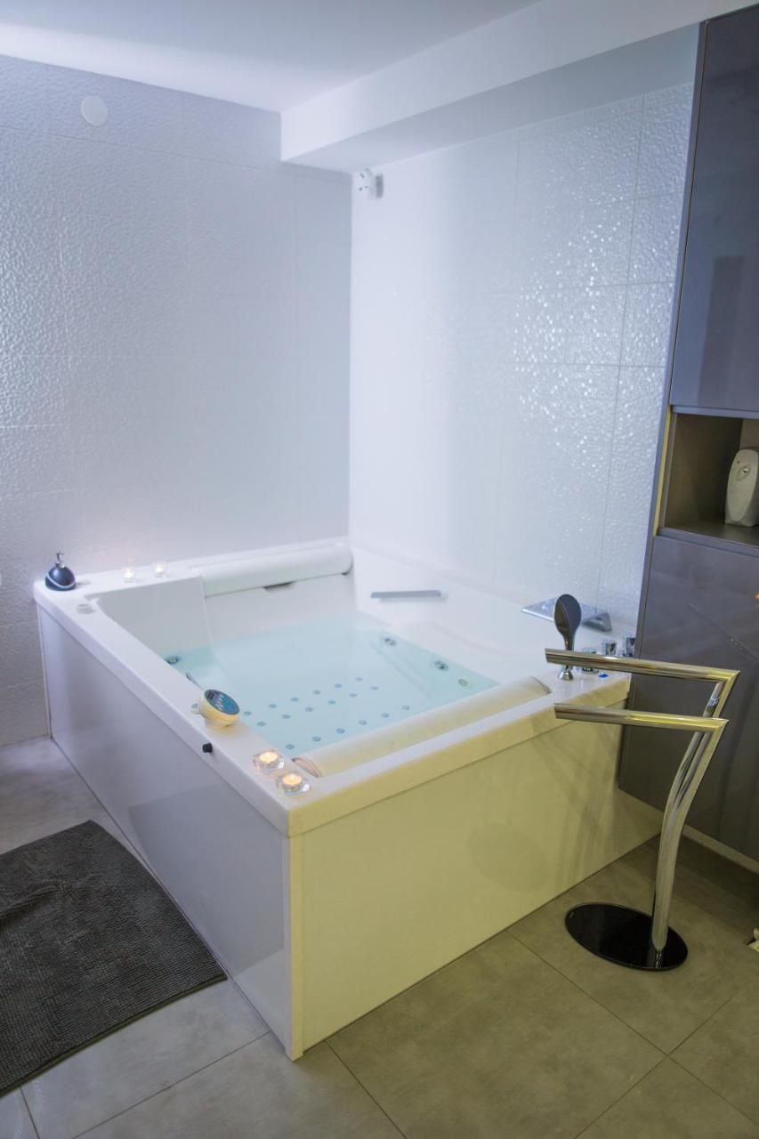 Apartment Plaza ----Wallbox 11Kw 16A ----- Private Spa- Jacuzzi, Infrared Sauna, Luxury Massage Chair, Parking, Entry With Pin 0 - 24H, Free Cancellation 24 Hours Before Check In Slavonski Brod Zewnętrze zdjęcie