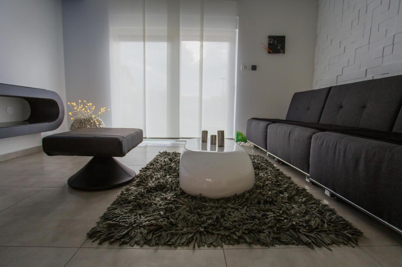 Apartment Plaza ----Wallbox 11Kw 16A ----- Private Spa- Jacuzzi, Infrared Sauna, Luxury Massage Chair, Parking, Entry With Pin 0 - 24H, Free Cancellation 24 Hours Before Check In Slavonski Brod Zewnętrze zdjęcie