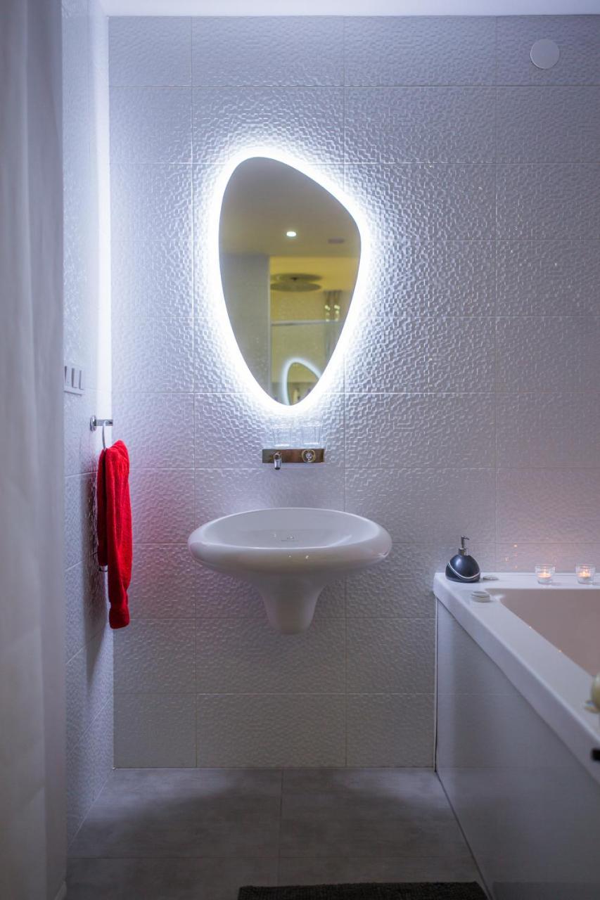 Apartment Plaza ----Wallbox 11Kw 16A ----- Private Spa- Jacuzzi, Infrared Sauna, Luxury Massage Chair, Parking, Entry With Pin 0 - 24H, Free Cancellation 24 Hours Before Check In Slavonski Brod Zewnętrze zdjęcie
