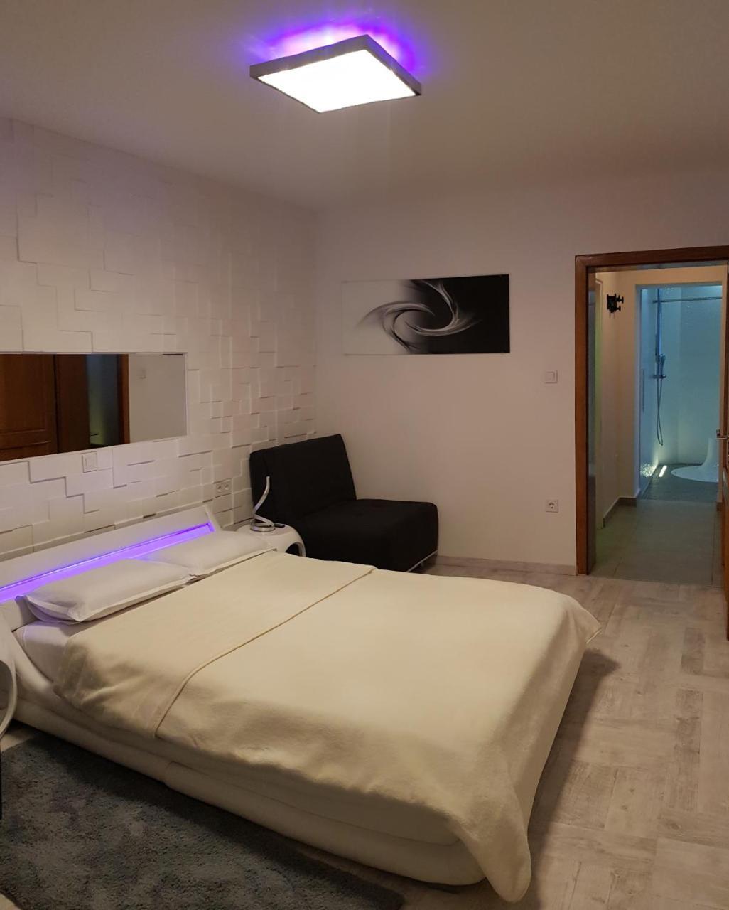 Apartment Plaza ----Wallbox 11Kw 16A ----- Private Spa- Jacuzzi, Infrared Sauna, Luxury Massage Chair, Parking, Entry With Pin 0 - 24H, Free Cancellation 24 Hours Before Check In Slavonski Brod Zewnętrze zdjęcie